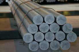 Comparing high-performance engineering plastics vs metals in sheets and round bars for industrial manufacturing in the UAE and Saudi Arabia.